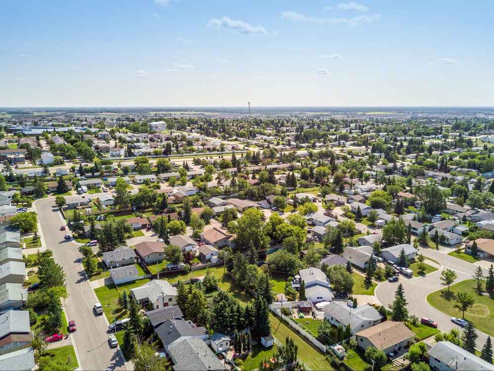Aerial view of an Alberta neighbourhood, illustrating how underground fiber supports communities with reliable, future-ready internet infrastructure.