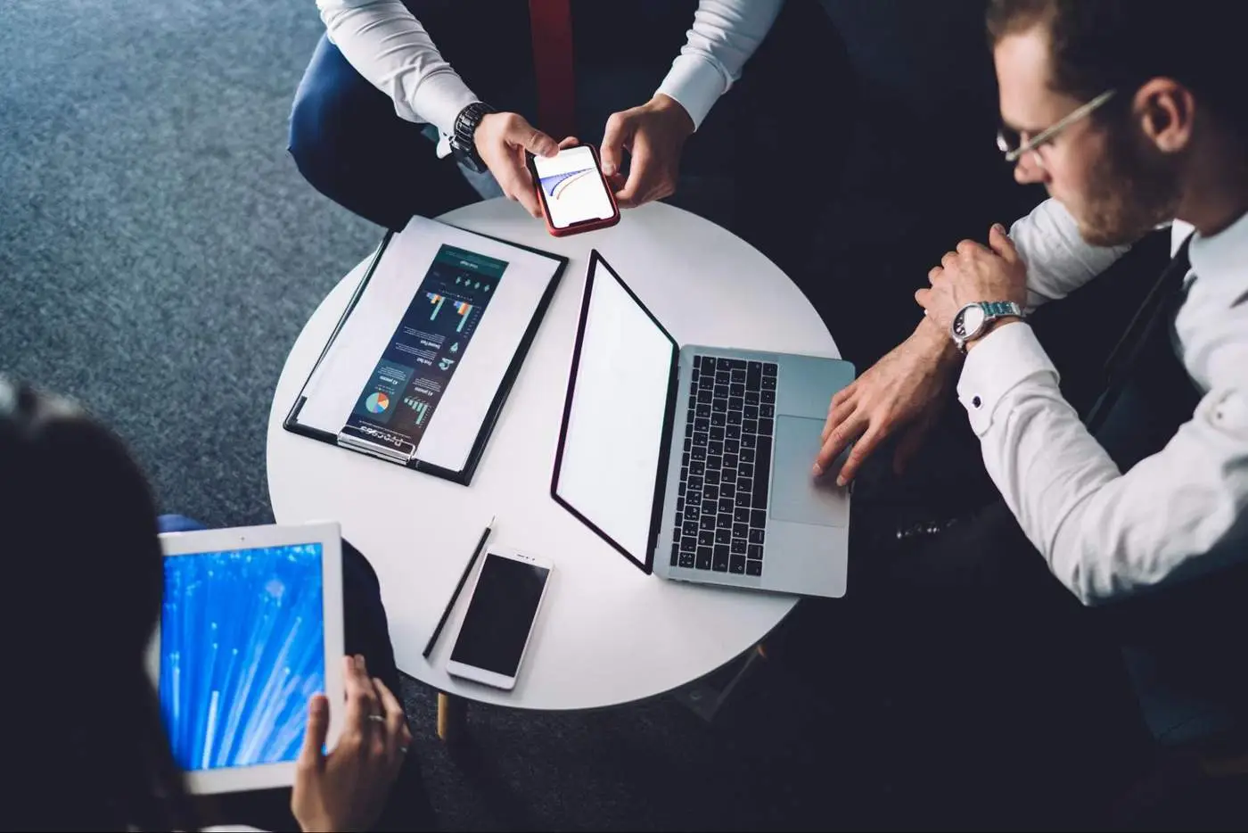 Business professionals using connected devices, illustrating why fiber is considered future-ready infrastructure for reliable, high-speed connectivity.